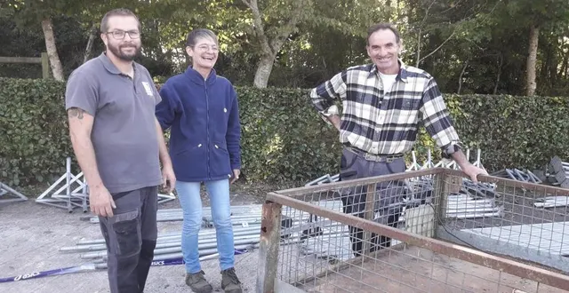 photo  romuald pélerin, président d’activ’orne ; sophie machado et pascal bouquerel, lors du montage des structures d’accueil pour le trail de samedi et dimanche.  &copy;  ouest-france 