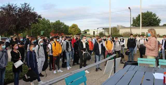 photo  une rentrée en plein air au centre de formation du bâtiment de la sarthe pour respecter les consignes.  &copy;  le maine libre 