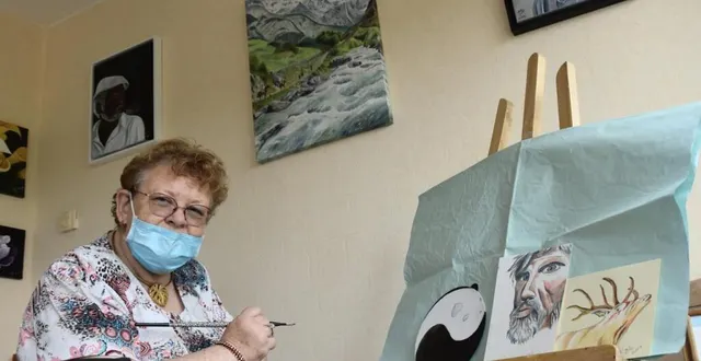 photo  clairette a installé son atelier dans sa pièce de vie où sont accrochées une partie de ses œuvres.  &copy;  le maine libre 