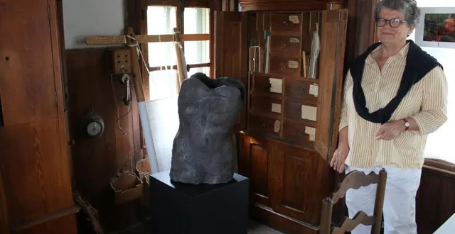 photo  isabelle bourlaud, propriétaire de l’ancien atelier de broderie, exposera ses œuvres de peintures et modelages de son mari guy, dans un lieu où le mobilier mural a été préservé, avec de multiples échantillons et maquettes de broderie.  &copy;  ouest-france 