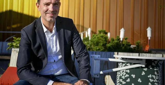 photo  guillaume richard, le patron de oui care, pose sur l’une des terrasses du nouveau siège, aménagées afin de permettre aux employés de travailler en extérieur.  &copy;  le maine libre yvon loue 