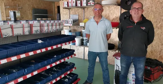 photo  à droite, bruno rouy, responsable de bercé location avec son nouveau salarié, lilian difko.  &copy;  ouest-france 