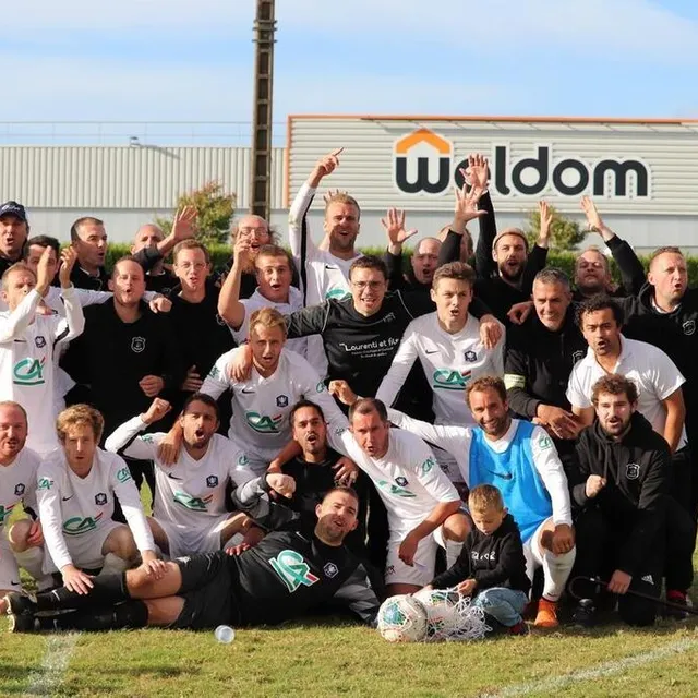 photo la joie des joueurs du sporting combourg, petit poucet breton de la coupe de france.  ©  dr duperray thomas