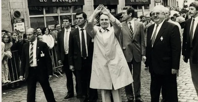 photo  françois mitterrand et la bretagne : ici en 1985 à lannion.  &copy;  musée de bretagne 
