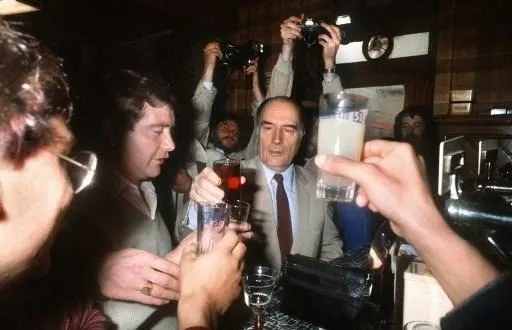 photo  françois mitterrand, candidat socialiste à la présidence de la république, trinque avec quelques sympathisants, le 10 mai 1981.  &copy;  afp 