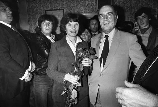 photo le candidat socialiste aux élections présidentielles de mai 1981, françois mitterrand (d) et sa femme danielle, un bouquet de roses à la main, posent le 10 mai 1981, dans le salon de l’hôtel du vieux-morvan à château-chinon, vers 20 heures.  ©  afp