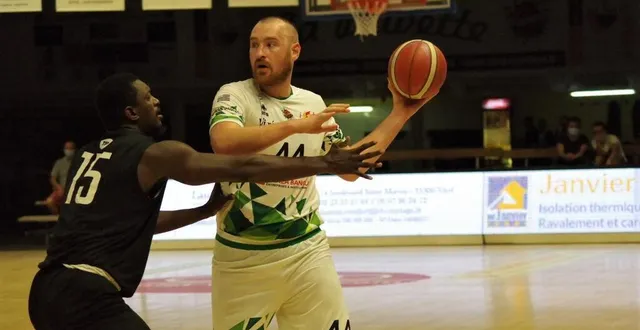 photo  le vitréen tresnak en face-à-face avec le rennais conde.  &copy;  philippe salmon 