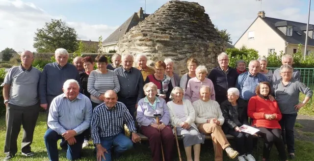 photo  après le repas, les convives ont posé pour la photo de famille. 