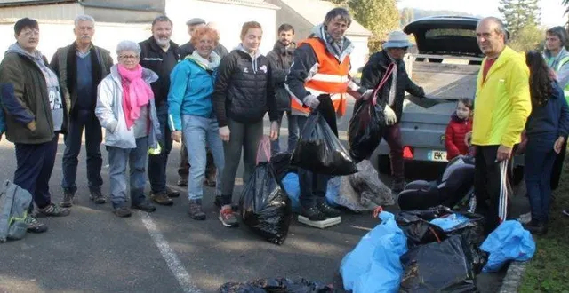 photo  les ramarcheurs au moment de la pesée.  &copy;  le maine libre 