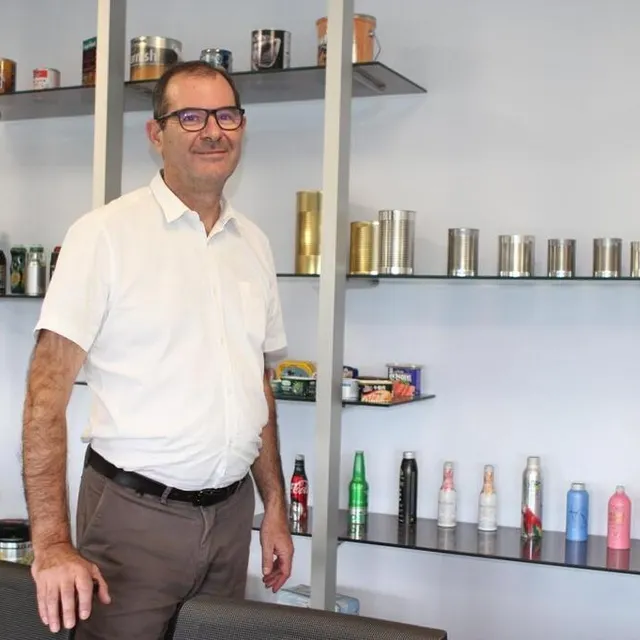 photo jean-marc légrésy, responsable recherche et développement, ici devant un échantillon des productions maison.  ©  le maine libre