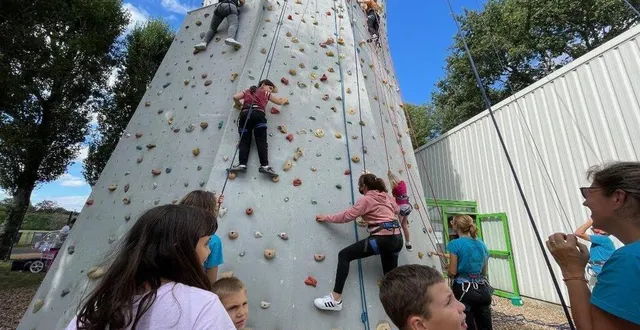photo  en famille, les visiteurs sont venus découvrir l’escalade.  &copy;  le maine libre 