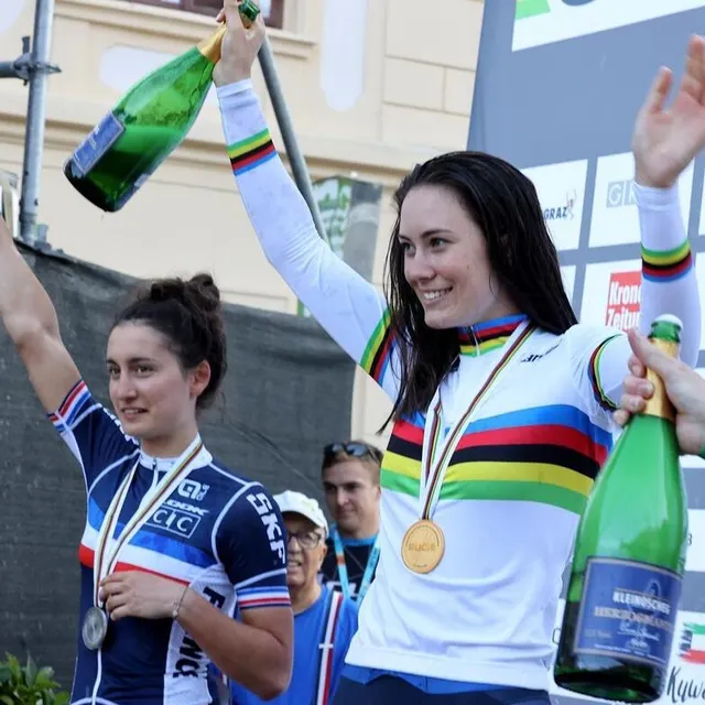 photo noémie garnier (à gauche) sur le podium du championnat du monde xce, aux côtés de la médaillée d’or gaia tormena.  ©  gepa pictures / hans oberlaender