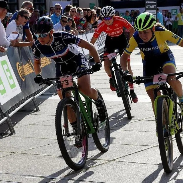 photo noémie garnier (à gauche) en finale du championnat du monde xce.  ©  gepa pictures / hans oberlaender