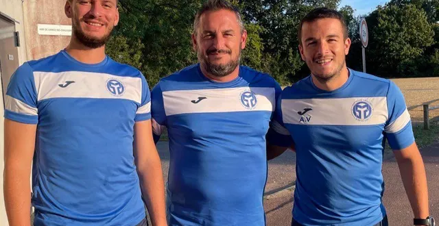 photo  le trio d’entraîneurs (et joueurs) de l’équipe première de saint-melaine-sur-aubance : maxime gallard, sébastien proutière et alexandre viaud.  &copy;  ouest-france 