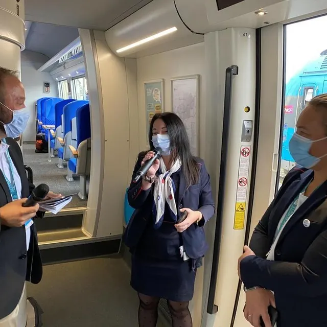photo contrôleuses et conducteurs ont joué le jeu au micro pour accompagner les voyageurs dans le train.  ©  ouest-france