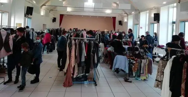 photo  un vide dressing qui a attiré beaucoup d’exposants dimanche 10 octobre à trangé.  &copy;  le maine libre 