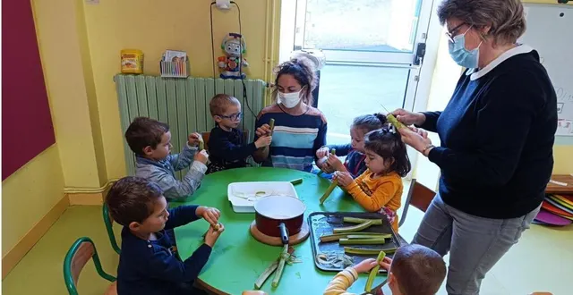 photo  les enfants des petites et moyennes sections entourés de maggie robard, directrice (en bout de table), et sylvie leroux, atsem. ils ont découvert la composition de la rhubarbe.  &copy;  ouest-france 