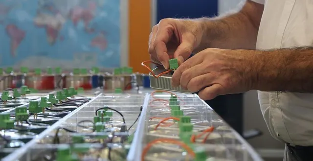 photo  dans ce laboratoire, le centre de recherches s’assure que les boîtes ne corrodent pas. leur durée de vie est évaluée.  &copy;  ouest-france 