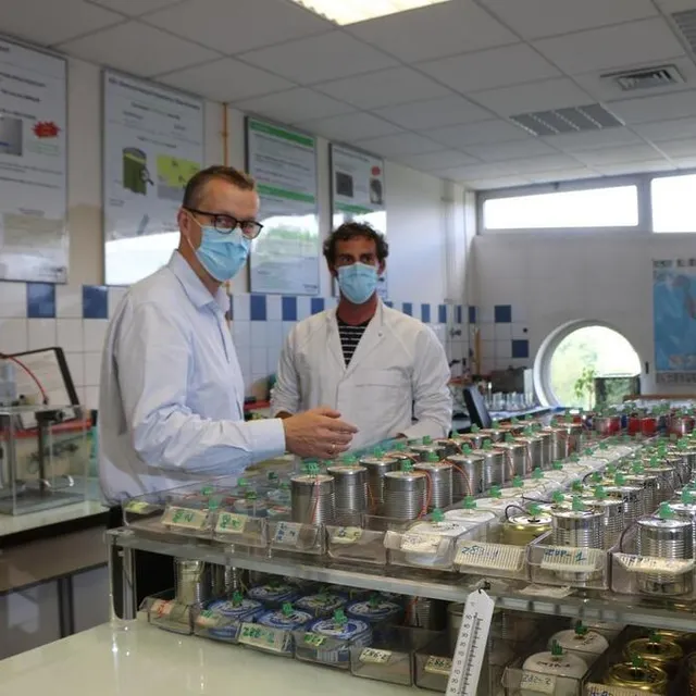 photo dans ce laboratoire, le centre de recherches s’assure que l’aluminium et l’acier ne se corrodent pas. la durée de vie des emballages est évaluée.  ©  ouest-france