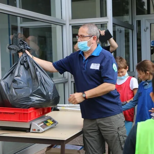 photo le centre de recherches de crosmières participait, pour la deuxième fois, au world clean up day, jeudi 16 septembre 2021. 32 kg de déchets ont été ramassés par des équipes de salariés et enfants de l’école (cm1-cm2).  ©  ouest-france