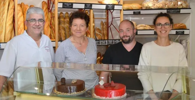 photo  après 22 ans au service des précignéens, thierry et nicole gaugain passent le relais à fabrice chadaigne et stéphanie horpin.  &copy;  le maine libre 