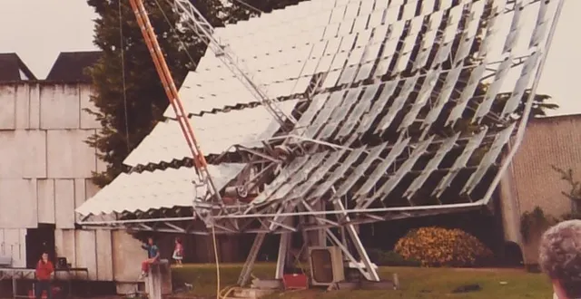 photo  le concentrateur solaire de jean-luc perrier, photographié ici à poitiers dans les années 1980.  &copy;  archives famille perrier 
