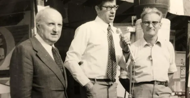 photo  saint-georges-sur-loire, octobre 1980. au centre, jean-luc perrier, venu présenter à la foire-exposition un exposé sur 