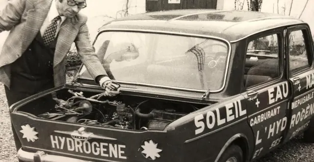 photo  villevêque, janvier 1979. jean-luc perrier présente chez lui, dans son jardin, sa vieille simca 1000 à hydrogène.  &copy;  archives le courrier de l’ouest 