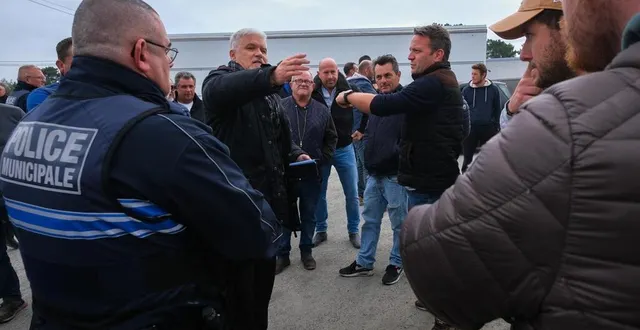 photo  la police municipale a refusé l’accès à certains camions : les forains sont passés outre ces ordres.  &copy;  photo le maine libre – denis lambert 