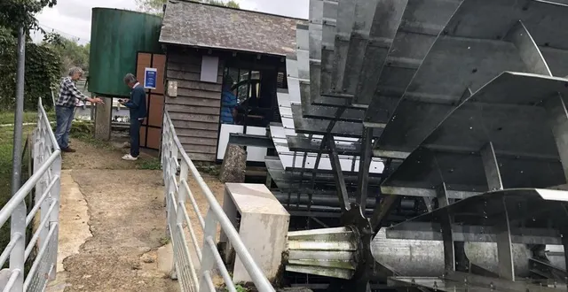 photo  le moulin de bruère, dont la roue a été remplacée l’année dernière, produit de l’électricité… et des pains de glace.  &copy;  ouest-france 