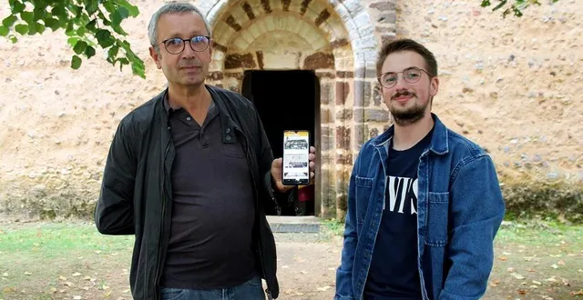 photo  hervé delaune, président de l’association patrimoine d’asnières, montre l’application « appliguide » avec maxime bruant, jeune bénévole du collectif, devant l’église saint-hilaire, samedi 18 septembre 2021.  &copy;  ouest-france 