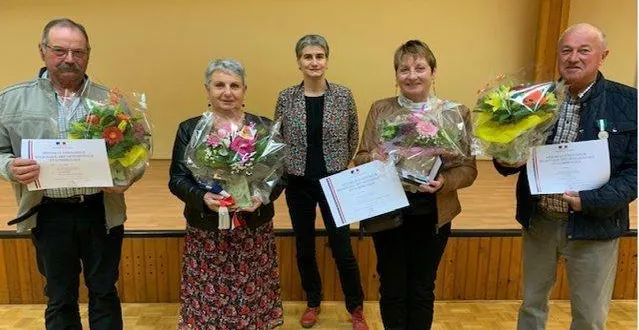 photo  le maire florence février (au second plan), avec les personnes mises à l’honneur.  &copy;  le maine libre 