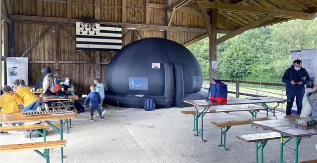 photo  le planétarium de planète sciences sarthe attendait les voyageurs en gare de bonnétable.  &copy;  le maine libre 
