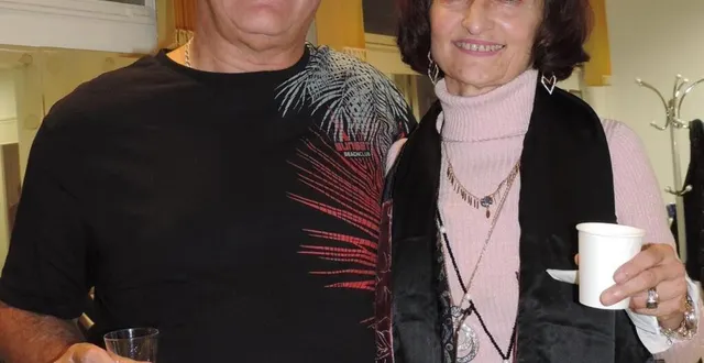 photo  élisabeth pascault et jean-françois alibert, ancien président du foyer rural de berd’huis, qui l’avait aidé à maintenir ses cours, depuis 2018.  &copy;  ouest-france 