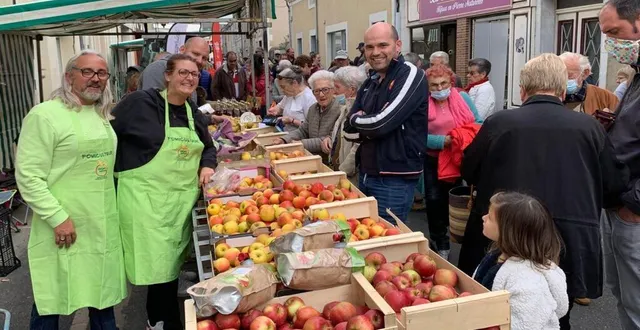 photo  arboriculteur à chenu, éric martineau, fidèle de la manifestation, a été littéralement dévalisé en pommes et en jus de tous genres.  &copy;  ouest-france 