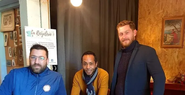 photo  romain benoist, olivier guindo, et steven ciblas installent la recyclerie, route de degré au mans.  &copy;  le maine libre 