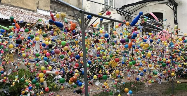 photo  yabon paname expose sa « maison des courants d’air » dans la cour du collège imaginaire à sablé-sur-sarthe.  &copy;  ouest-france 