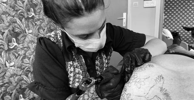 photo  dans son atelier à champtoceaux (orée-d’anjou), eloïse bosdedore tatoue le corps des femmes mutilées.  &copy;  douces métamorphoses 