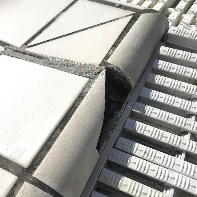 photo certains usagers craignent qu’un carreau de carrelage cassé en bordure du bassin extérieur ne provoque des accidents.  ©  ouest-france