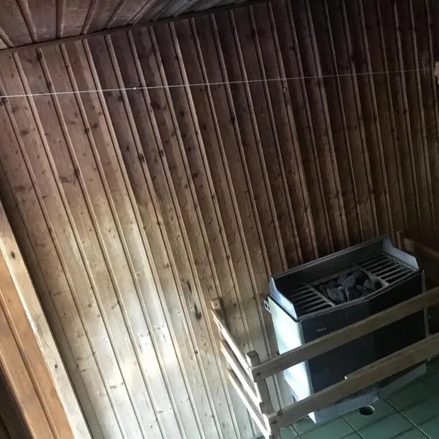 photo dans le sauna, c’est grâce à une poulie improvisée avec une bouteille d’eau comme poids que la porte peut rester fermée.  ©  ouest-france