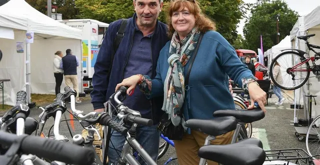 photo  muriel souhaite acheter un vélo pour se balader. son mari patrick privilégie la marche. le couple conserve une seule voiture pour les trajets longs.  &copy;  photo le maine libre – yvon loué 