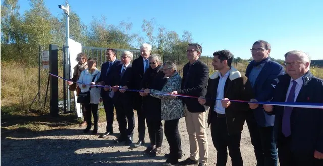 photo  de nombreux élus ont inauguré le parc solaire, situé sur l’ancien site militaire, dans la zone loirécopark.  &copy;  le maine libre 