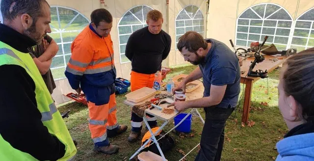 photo  les stagiaires attentifs aux explications du formateur.  &copy;  le maine libre 