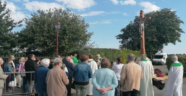 photo  le calvaire en chêne réalisé par les élèves de l’atelier bois de don bosco a été inauguré samedi, en présence de nombreuses personnalités locales  &copy;  ouest-france 