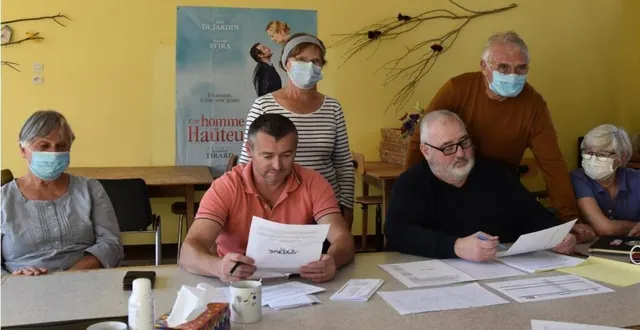 photo  les membres du bureau de l’association.  &copy;  le maine libre 