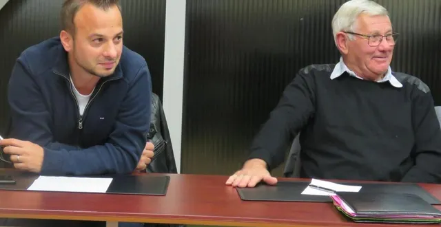 photo  guillaume sure et gérard dutertre, conseillers, lors du dernier conseil municipal.  &copy;  le maine libre 