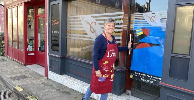 photo  l’œnologue sarthoise sandrine pairel ouvre la porte du local vide censé héberger à l’automne 2022, place de la république à la chartre-sur-le-loir, une maison des vins.  &copy;  ouest-france 