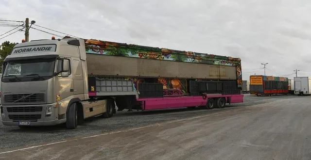 photo  une cinquantaine de camions étaient encore sur le site ce mercredi 20 octobre.  &copy;  photo le maine libre – yvon loué 