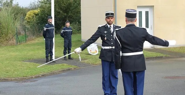 photo  le lieutenant kichenama face au capitaine boucheron, commandant de la compagnie de gendarmerie du sud sarthe, lors de la cérémonie de sa prise de commandement, mercredi 20 octobre 2021, à sablé-sur-sarthe.  &copy;  ouest-france 