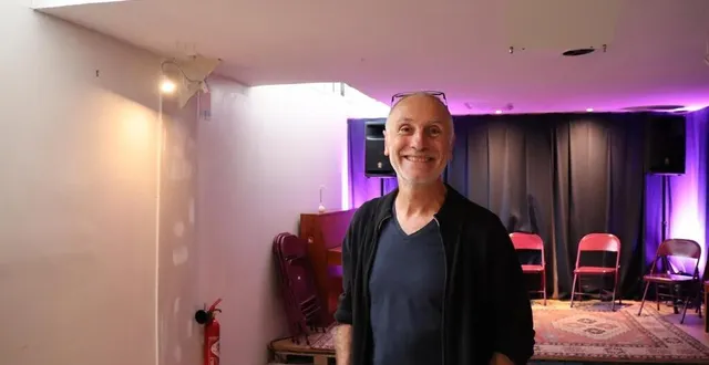 photo  bruno arenou, le patron de l’épicerie sur le zinc au mans, affiche un grand sourire dans la salle rénovée.  &copy;  ouest-france 